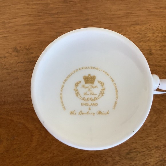 Royal Grafton England Demitasse Small Tea Cup & Saucer The Danbury Mint Holly - Picture 7 of 12